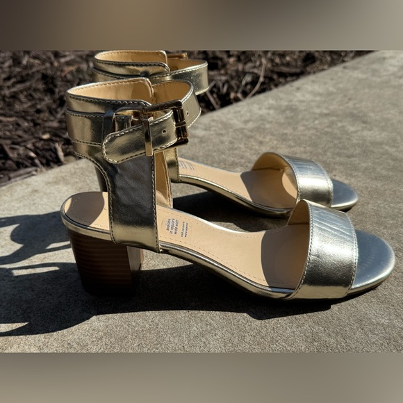 Liz Claiborne gold Eclipse sandals size 8 NWOT - Picture 2 of 7